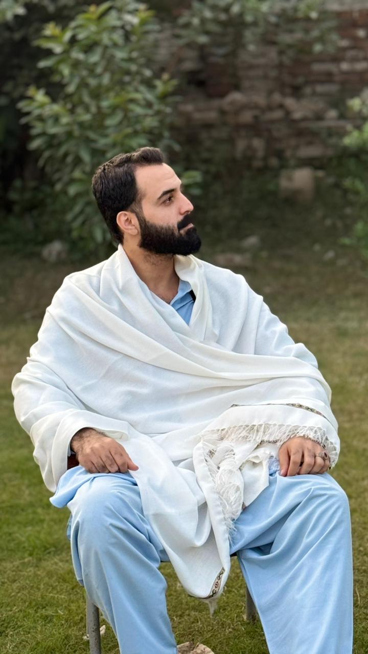 WHITE EAGLE PLAIN SHAWL